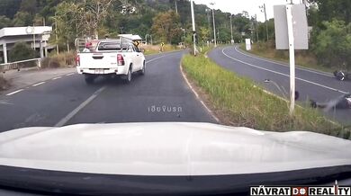 Blbec na motorce v Thajsku
