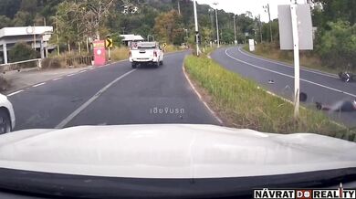 Blbec na motorce v Thajsku