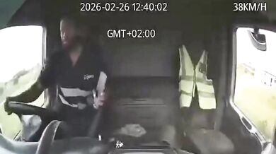 Mobil za volant nepatří! #2