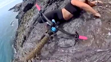 Cyklistka přežila hrozivě vypadající pád na skalnatém pobřeží