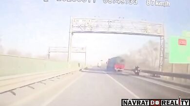 Obvinění z pokusu o vraždu pro řidiče kamionu po tragickém střetu na mostě