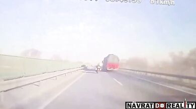 Obvinění z pokusu o vraždu pro řidiče kamionu po tragickém střetu na mostě