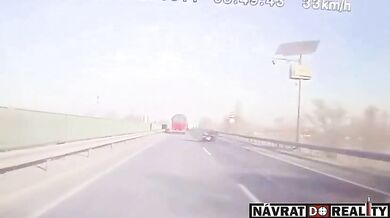 Obvinění z pokusu o vraždu pro řidiče kamionu po tragickém střetu na mostě