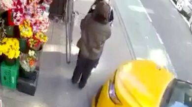 Newyorský taxík vjel na chodník v Manhattanu a srazil dva chodce