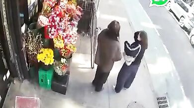 Newyorský taxík vjel na chodník v Manhattanu a srazil dva chodce