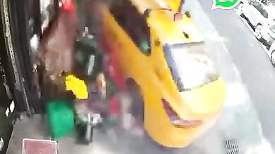 Newyorský taxík vjel na chodník v Manhattanu a srazil dva chodce