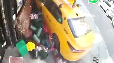 Newyorský taxík vjel na chodník v Manhattanu a srazil dva chodce