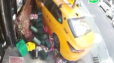 Newyorský taxík vjel na chodník v Manhattanu a srazil dva chodce