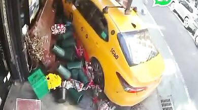 Newyorský taxík vjel na chodník v Manhattanu a srazil dva chodce