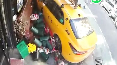 Newyorský taxík vjel na chodník v Manhattanu a srazil dva chodce