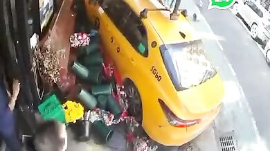 Newyorský taxík vjel na chodník v Manhattanu a srazil dva chodce