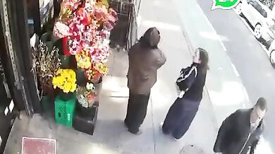 Newyorský taxík vjel na chodník v Manhattanu a srazil dva chodce