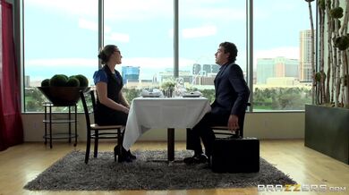 Chlupatá bruneta si léčí stres pořádným nářezem do prdele