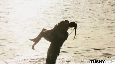 Aria Nicole a Holly Molly skáčou na pérech