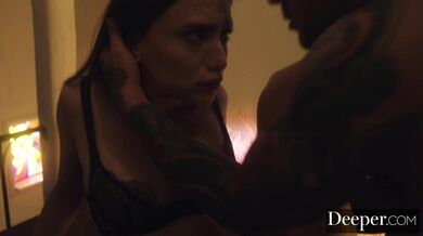 Dominant si hraje se svou vystrašenou submisivní dívkou