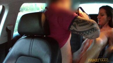 Tahle drobná kočička si za jízdu zaplatila pořádným oprcáním