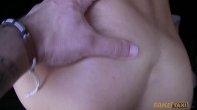 Tahle drobná kočička si za jízdu zaplatila pořádným oprcáním