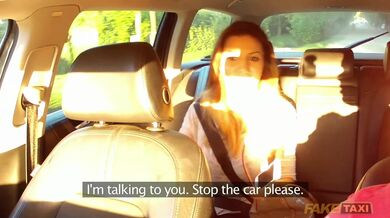 Tahle drobná kočička si za jízdu zaplatila pořádným oprcáním