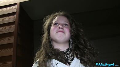 Public Agent - 18 letá plodná ženská dostane její první creampie