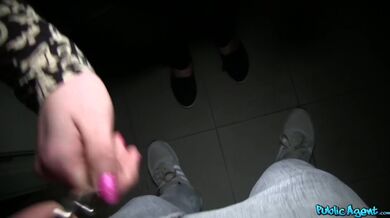 Public Agent - 18 letá plodná ženská dostane její první creampie