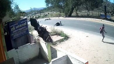 Samostatná jízda motocyklu po nehodě ve vysoké rychlosti