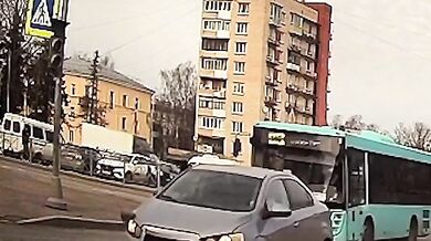 Vážná nehoda školáka v Krasnoje Selu po vběhnutí na červenou