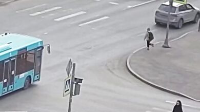 Vážná nehoda školáka v Krasnoje Selu po vběhnutí na červenou