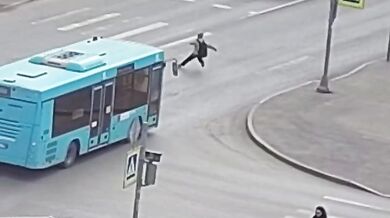 Vážná nehoda školáka v Krasnoje Selu po vběhnutí na červenou