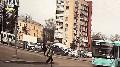 Vážná nehoda školáka v Krasnoje Selu po vběhnutí na červenou