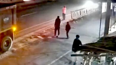 Střet s autem vymrštil seniora na nákladní vůz