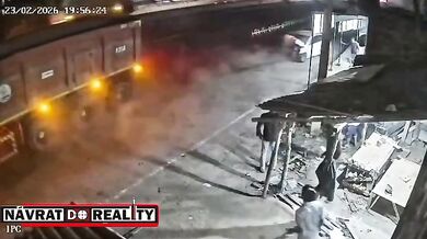 Střet s autem vymrštil seniora na nákladní vůz