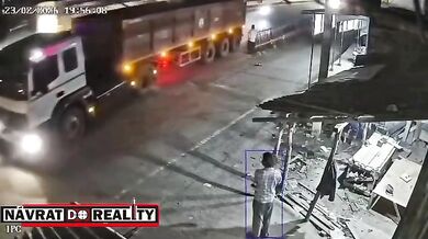 Střet s autem vymrštil seniora na nákladní vůz