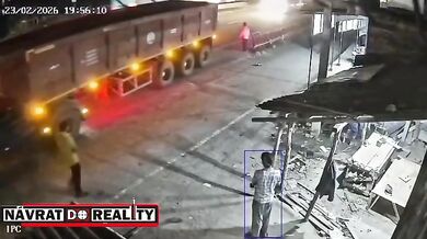 Střet s autem vymrštil seniora na nákladní vůz