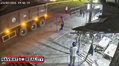 Střet s autem vymrštil seniora na nákladní vůz