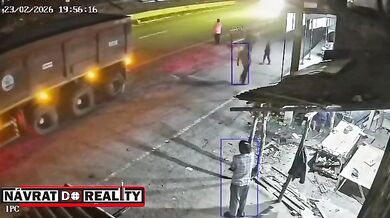 Střet s autem vymrštil seniora na nákladní vůz