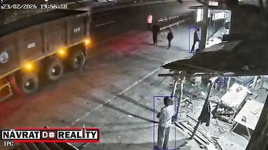 Střet s autem vymrštil seniora na nákladní vůz