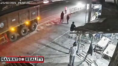 Střet s autem vymrštil seniora na nákladní vůz