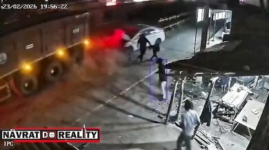 Střet s autem vymrštil seniora na nákladní vůz