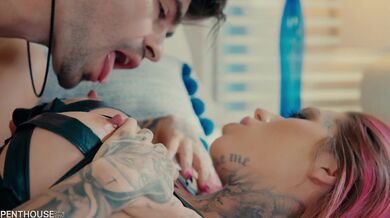 Penthouse potetovaná baba