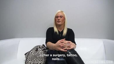 Brejlatá kočka se s tím nepáře a bere si každej centimetr hluboko do kundy