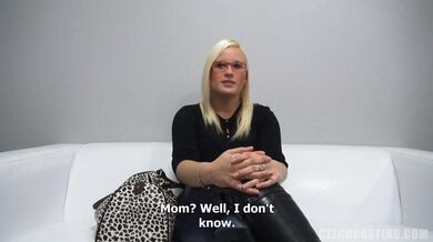 Brejlatá kočka se s tím nepáře a bere si každej centimetr hluboko do kundy