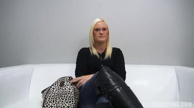 Brejlatá kočka se s tím nepáře a bere si každej centimetr hluboko do kundy