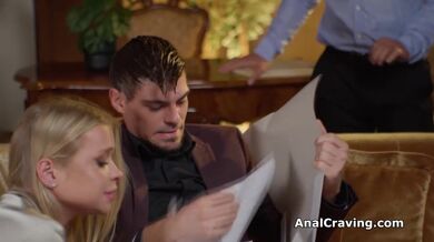 Vyplňování papírů skončilo dvojitým průnikem blonďaté sekretářky