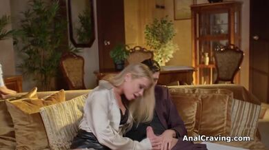 Vyplňování papírů skončilo dvojitým průnikem blonďaté sekretářky