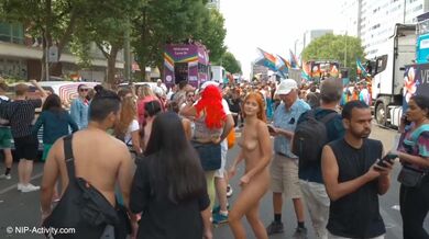 Německá zrzka Dolly Dyson nahá v ulicích