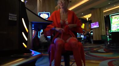 Sexy kráska si zašuká v kasínu