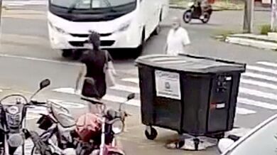 Sražení chodkyně autobusem na přechodu v Porto Alegre