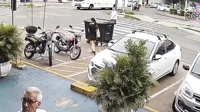 Sražení chodkyně autobusem na přechodu v Porto Alegre