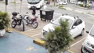 Sražení chodkyně autobusem na přechodu v Porto Alegre