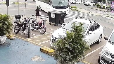 Sražení chodkyně autobusem na přechodu v Porto Alegre